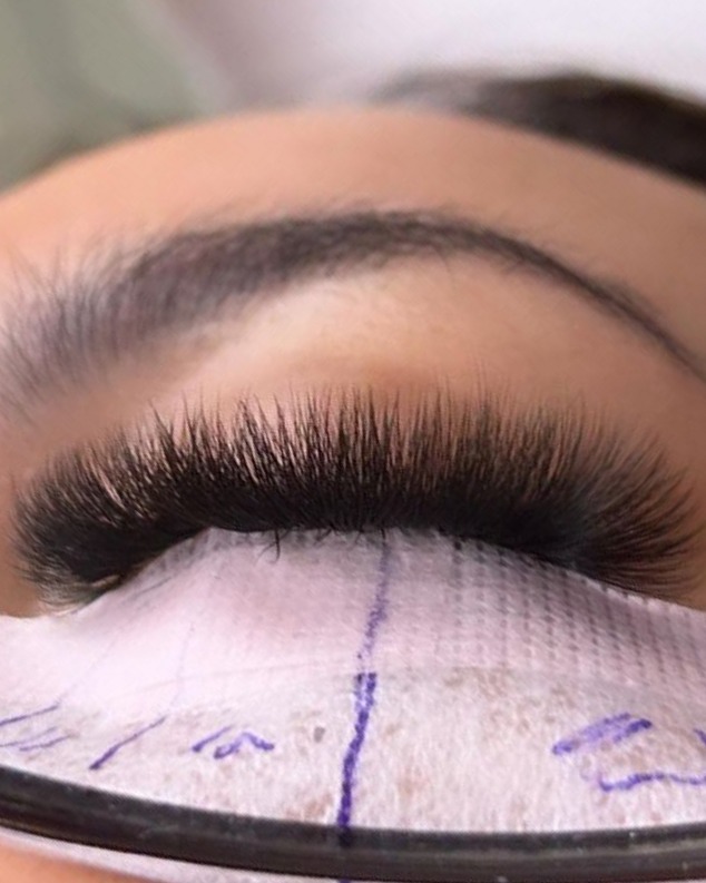 Volume wimperextensions tijdens het zetten